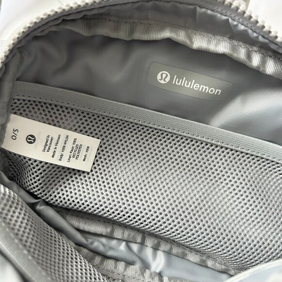 Lululemon Everywhere Belt Bag Silver Drop White Logo 1L - Picture 6 of 7